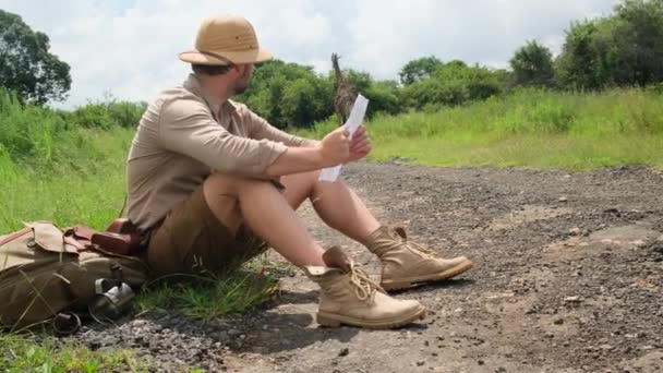Νεαρός Ταξιδιώτης Κοιτάζει Στο Χάρτη Νεαρός Πεζοπόρος Που Ταξιδεύει Και — Αρχείο Βίντεο
