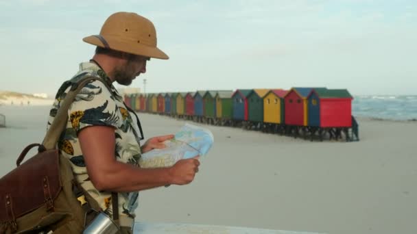 Ταξιδιώτης Στέκεται Ένα Χάρτη Πεζοπόρος Τουρίστας Ταξιδιώτης Άνθρωπος Πυξίδα Ψάχνει — Αρχείο Βίντεο
