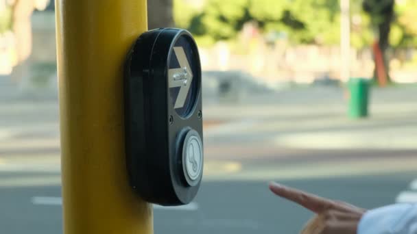 女性歩行者の道路を横断する信号ボタンを押してください 歩行者のための革新的な非接触プッシュボタンは 現在必要とされている衛生基準に完全に統合されています — ストック動画