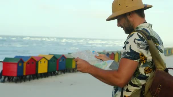 Ταξιδιώτης Στέκεται Ένα Χάρτη Πεζοπόρος Τουρίστας Ταξιδιώτης Άνθρωπος Πυξίδα Ψάχνει — Αρχείο Βίντεο