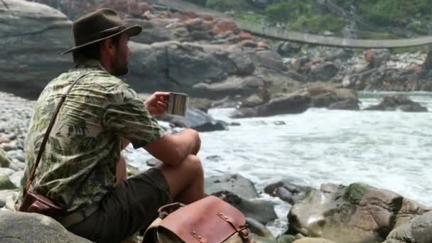 Чоловік Чай Сидячи Камені Блукаючий Пригодницький Туризм Людина Чашкою Чаю — стокове відео
