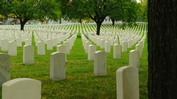 Memorial Day Veterans Cemetery Arlington National Cemetery Panning Shot Sunset — Stockvideo