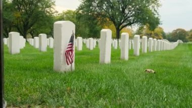 Anma Günü için askeri mezarlık dekore edildi. Mezar taşları, Amerikan bayrağı, ulusal mezarlık, ABD 'deki askeri mezarlık.
