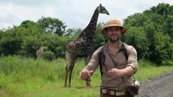 Lone Giraffe Wild African Savannah Walks Safari Car Tourists Tarangire — Vídeo de Stock
