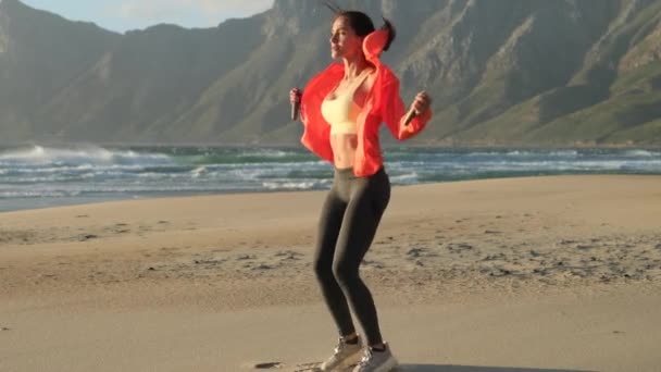 Молодая Женщина Работает Над Фитнесом Прыгает Скакалкой Подходит Латиноамериканской Женщины — стоковое видео