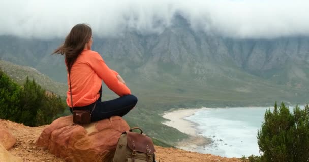 Hiker站在山顶上看着夕阳西下的冒险精神成功自然美景获得自由探索 当代旅游女性录影师站在自然景区 — 图库视频影像