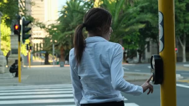 Een Jonge Vrouw Die Oversteekt Verkeersregels Voorschriften Een Vrouw Een — Stockvideo