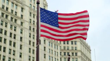 Gökteki Amerikan bayrağı. Amerikan bayrağı. Amerikan bayrağı. Amerikan bayrağı dalgalanır.