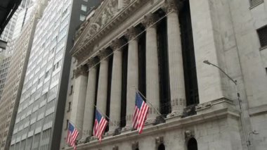 Ünlü Wall Street ve New York 'taki bina, vatansever bayrağıyla New York Borsası. New York Borsası 'nın köşesindeki Wall Street yol tabelası. New York Borsası