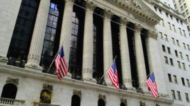 Wall Street, Manhattan, New York, ABD. New York Borsası 'nın dışı. Piyasa sermayesi ve en güçlü küresel finans enstitüsü sayesinde dünyanın en büyük borsası..