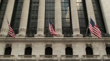 Wall Street, Manhattan, New York, ABD. New York Borsası 'nın dışı. Piyasa sermayesi ve en güçlü küresel finans enstitüsü sayesinde dünyanın en büyük borsası..