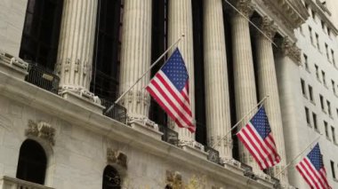 Ünlü Wall Street ve New York 'taki bina, vatansever bayrağıyla New York Borsası. New York Borsası 'nın köşesindeki Wall Street yol tabelası. New York Borsası