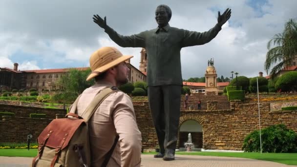 Nelson Mandela Heykeli Yumruğunu Kaldırmış Drakenstein Islah Merkezi Paarl Güney — Stok video