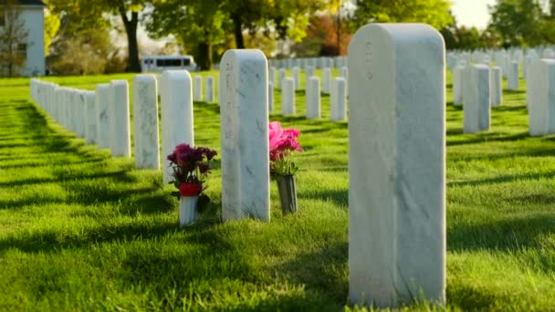 メモリアルデー退役軍人墓地 アーリントン国立墓地のパンニングは日没時に撃たれた アメリカキリスト教墓地パンカトリック信仰白い石の墓 — ストック動画