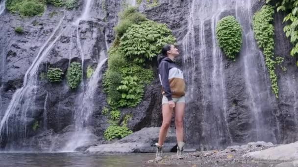 Viagens Liberdade Mulher Desfrutando Vista Cachoeira Tropical Cachoeira Mulher Viajante — Vídeo de Stock