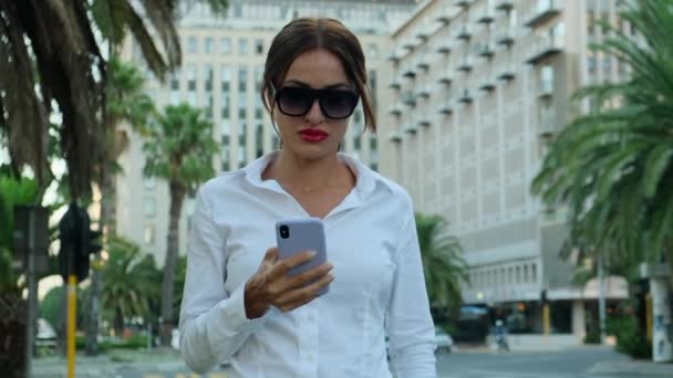 Životní Styl Portrét Obchodní Žena Slunečních Brýlích Práci Pomocí Mobilního — Stock video