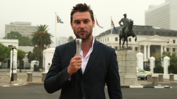 Novinář Obleku Dává Rozhovor Před Jihoafrickou Vlajkou Jižní Africe Profesionální — Stock video
