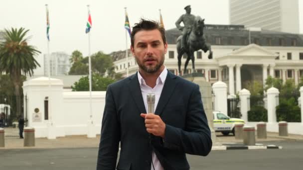 Журналист Деловом Костюме Дает Интервью Перед Флагом Юар Южной Африке — стоковое видео