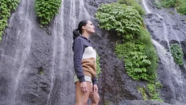 Viagens Liberdade Mulher Desfrutando Vista Cachoeira Tropical Cachoeira Mulher Viajante — Vídeo de Stock