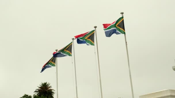 Fyra Sydafrikanska Flaggor Viftar Vinden Mot Blå Himmel Sydafrikansk Flagga — Stockvideo