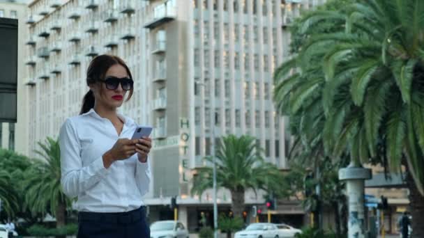 Üzletasszony Sétál Városban Mobiltelefonnal Gyönyörű Érett Ősz Hajjal Fehér Okostelefonnal — Stock videók