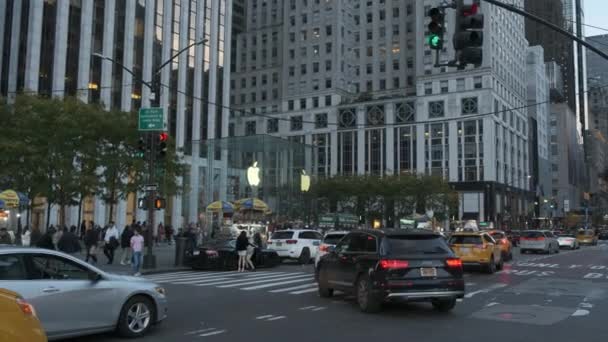 ニューヨークシティ Circa 9月2023 ニューヨークの5番街にあるApple Storeキューブ アップルストアの入口にあるApple Storeのロゴ — ストック動画