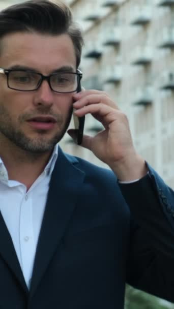 Mutlu Modern Adamı Şehirde Akıllı Telefondan Konuşuyor Gülümseyen Profesyonel Adamı — Stok video