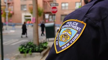 New York 'taki NYPD polis memuru. NYPD, Birleşik Devletler 'deki en büyük polis gücüdür. New York 'ta yüksek kalite 4K New York polisi. New York Şehri Polis Departmanı