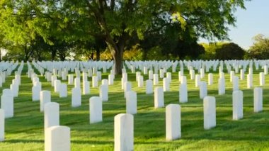 Amerikan mezarlığında anma günü. Askeri mezarlıkta Amerikan bayrağı. Anma Günü için onur ve vatanseverlik kavramı. Arlington Ulusal Mezarlığı 2023