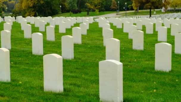 Sunset Amerikan Bayrakları Mezarlıktaki Anma Günü Anısına Mezar Taşlarında Bayraklar — Stok video