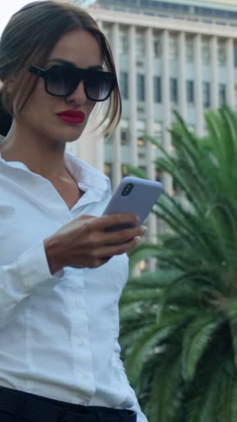 Obchodní Žena Procházející Městě Pomocí Mobilního Telefonu Krásná Zralá Žena — Stock video
