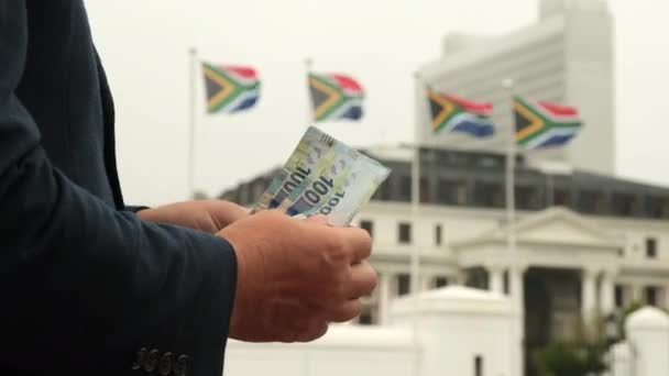 南アフリカ ランズ お金を数える男 請求書を持ったビジネスマン 南アフリカの通貨 南アフリカ経済 — ストック動画