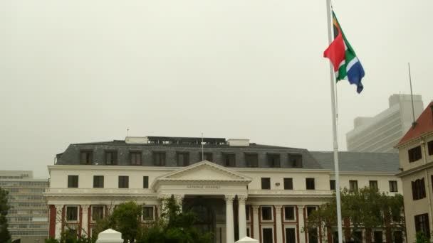 南アフリカの国旗 南アフリカ 南アフリカの国旗 ひび割れた拳 アフリカ大陸の形 — ストック動画