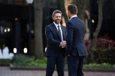 Takım çalışması için iş adamı tokalaşması, başarılı. İş ağı konsepti. Yönetim stratejisi. İnsan kaynakları. Şehir girişinde bir iş adamıyla selamlaşıp el sıkışmak..