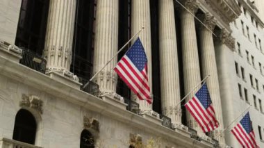 Ünlü Wall Street ve New York 'taki bina, vatansever bayrağıyla New York Borsası. New York Borsası 'nın köşesindeki Wall Street yol tabelası. New York Borsası