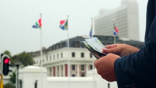 Güney Afrikalı Rands Para Sayan Bir Adam Faturaları Olan Bir — Stok video