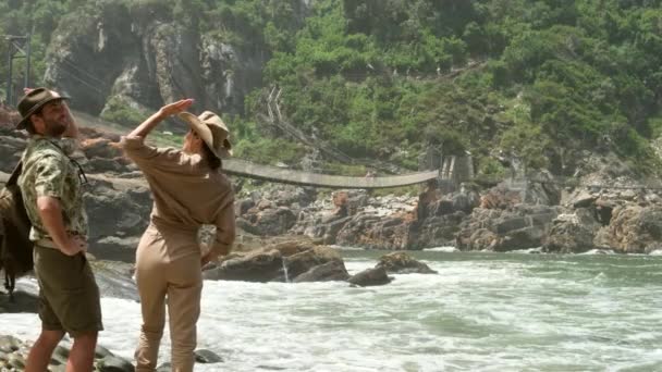 男男女女站在丛林中的一座吊桥旁 蜜月之行 在海滩上的情人 婚礼旅行 一对夫妇在度假 浪漫的年轻夫妇享受假期 — 图库视频影像