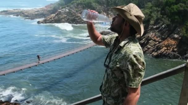 Człowiek Pije Wodę Termosu Przyrodzie Nad Jeziorem Mężczyzna Plecakiem Ubrany — Wideo stockowe
