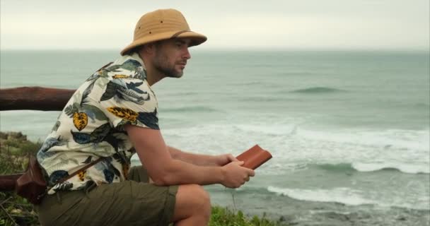 Mężczyzna Plecakiem Ubrany Aktywne Trekking Ubrania Turystyczne Pobyt Pobliżu Górskiego — Wideo stockowe