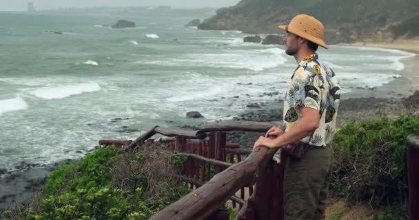Egy Férfi Utazó Kalapban Áll Egy Hídon Közel Óceánhoz Férfi — Stock videók