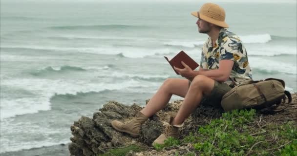 Чоловік Рюкзаком Одягнений Активний Пішохідний Одяг Туристичний Відпочинок Біля Водоспаду — стокове відео