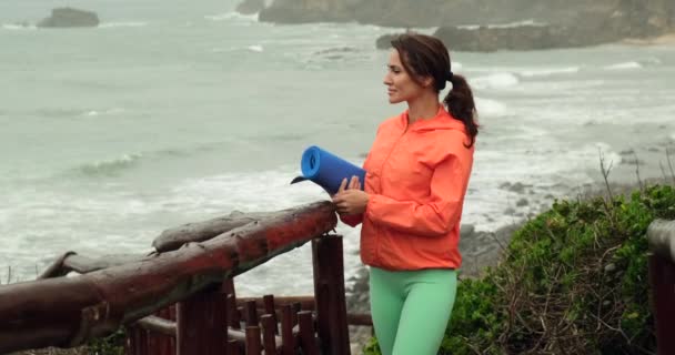 Sportos Lány Jóga Szőnyeggel Reggeli Testmozgáshoz Óceánparton Meditáló Lány Egészséges — Stock videók