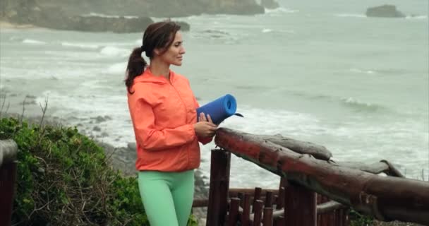Sportowa Dziewczyna Matą Jogi Poranne Ćwiczenia Nad Oceanem Medytacja Dziewczyny — Wideo stockowe