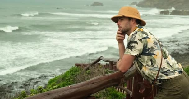 모자를 여행자는 근처의 나무로 다리에 있습니다 근처에 머물고 자연을 즐기는 — 비디오