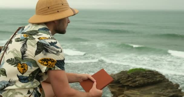 Sırt Çantalı Aktif Yürüyüş Kıyafetleri Giymiş Turistik Bir Adam Dağ — Stok video