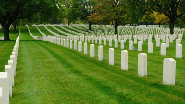 Sunset Amerikan Bayrakları Mezarlıktaki Anma Günü Anısına Mezar Taşlarında Bayraklar — Stok video