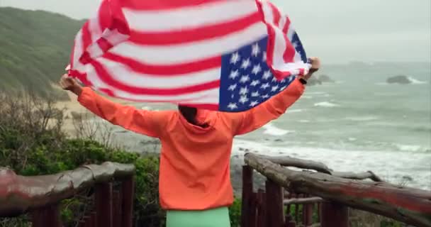 Ένα Κορίτσι Τουρίστρια Ένα Αντιανεμικό Μια Αμερικανική Σημαία Στέκεται Ένα — Αρχείο Βίντεο