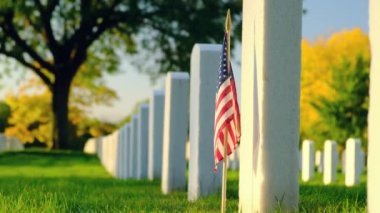 Ulusal Mezarlıkta gün batımında Amerikan bayrağı taşıyan mezarlar. Bilinmeyen asker mezarı. Gazi mezarlığı ve Amerikan bayrağı. Askeri Değerlendirme Tatil Konsepti