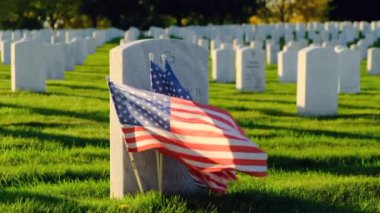 Ulusal Mezarlıkta gün batımında Amerikan bayrağı taşıyan mezarlar. Bilinmeyen asker mezarı. Gazi mezarlığı ve Amerikan bayrağı. Askeri Değerlendirme Tatil Konsepti
