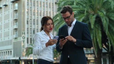 Toplantıda sohbet eden iki olgun profesyonel işletme yöneticisi. İki mutlu profesyonel iş adamı takım kadını ve erkek işçiler. İş adamları, takım çalışması ve işbirliği